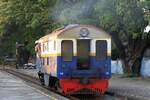 Die nunmehr 71 Jahre alte 540 (Bo'Bo', de, Davenport, Bauj.1952) dient nach wie vor als Verschubreseve in der Nakhon Lampang Station. Bild vom 23.März 2023 nach dem Beistellen des Kurswagen (Nakhon Lampang - Krung Thep Aphiwat) an den EXP 52 (Chiang Mai - Krung Thep Aphiwat).