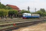 540 (Bo'Bo', de, Davenport, Bauj.1952) als Verschubreserve mit einem Kurswagen am 08.Jnner 2011 im Bf. Nakhon Lampang.