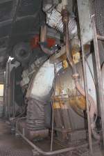 Blick vom Bahnsteig durch die ffene Tfz.-Tre in den Maschinenraum der 540; Bf.