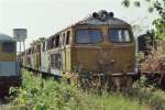 Dieselhydraulische B-B-Lokomotive 3019 und zwei weitere Maschinen dieses Typs in der Abstellanlage des Depots Bang Sue am 30.11.2008. Diese Maschinen wurden 1964 von Henschel gebaut und entsprechen grsstenteils der deutschen Baureihe V 160 (216). Zum Zeitpunkt der Aufnahme waren nur noch vereinzelte Loks dieses Typs im Einsatz, so z. B. die Lok 3015 fr Rangieraufgaben im Bahnhof Surat Thani. 