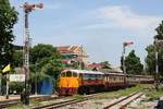 GEK 4045 (Co'Co', de, General Electric, Bj.1966, Fab.Nr. 35951) fährt am 22.Juni 2019 mit dem ORD 260 von Nam Tok in die Thon Buri Station ein.