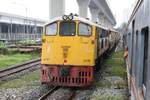 GEK 4018 (Co'Co', de, General Electric, Bj.1963, Fab.Nr. 34867) verlässt am 14.Mai 2017 mit dem ORD 372 die Khlong Tan Station in Richtung Hua Lamphong.