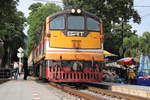 SRT GEK Nr. 4017 mit ORD Nr. 257 von Thon Buri - Nam Tok bei der Abfahrt im Bahnhof River Kwai Bridge nahe Kanchanaburi. 4. August 2017