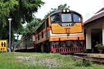 SRT GEK 4017 mit ORD 257 beim kurzem Halt im Bahnhof Saphan Kwai Yai.