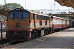 GEK 4007 (Co'Co', de, General Electric, Bj.1963, Fab.Nr. 34856) am 17.Jänner 2026 mit dem LOC 489 nach Khiri Ratthanikhom in der Surat Thani Station.