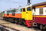 GEK 4013 (Co'Co', de, General Electric, Bj.1963, Fab.Nr. 34862) fährt am 26.März 2025 mit dem ORD 211 (Hua Lamphong - Taphan Hin) aus der Ayutthaya Station.