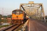 GEK 4007 (Co'Co', de, General Electric, Bj.1963, Fab.Nr. 34856) am 18.M�rz 2026 mit dem LOC 490 (Khiri Ratthanikhom - Surat Thani) auf der Br�cke �ber den Tapi River in Phun Phin.