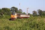 GEK 4007 (Co'Co', de, General Electric, Bj.1963, Fab.Nr. 34856) hat am 18.M�rz 2026 mit dem LOC 489 (Surat Thani - Khiri Ratthanikhom) die Ban Thung Pho Junction verlassen und passiert dessen Einfahrsignal.