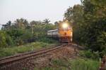 GEK 4007 (Co'Co', de, General Electric, Bj.1963, Fab.Nr. 34856) mit dem LOC 490 (Khiri Ratthanikhom - Surat Thani) am fr�hen Morgen des 19.M�rz 2026 kurz vor der EK mit der Raatbamrung Road 9 in Phun Phin.