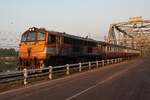 GEK 4007 (Co'Co', de, General Electric, Bj.1963, Fab.Nr. 34856) am fr�hen Morgen des 20.M�rz 2026 mit dem LOC 490 (Khiri Ratthanikhom - Surat Thani) bei der Br�cke �ber den Tapi River in Phun Phin.