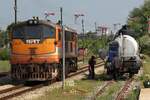GEK 4007 (Co'Co', de, General Electric, Bj.1963, Fab.Nr. 34856) wird am 20.M�rz 2026 in der Surat Thani Station betankt.