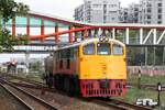 GEK 4013 (Co'Co', de, General Electric, Bj.1963, Fab.Nr. 34862) f�hrt am 03.Juni 2026 als Brandschutzzug f�r den Excursion 903 (Hua Lamphong - Chachoengssao) durch die Phra Chom Klao Station.