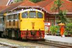 Am 21.10.04 kommt ein Zug mit 4030 aus Richtung Norden in den Bahnhof Hua Hin in Thailand.
