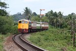 GEK 4041 (Co'Co', de, General Electric, Bj.1966, Fab.Nr. 35947) am 20.Mai 2016 mit dem ORD 489 nach Khiri Ratthanikhom beim Einfahrsignal des Bf. Surat Thani.