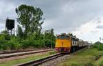 SRT 4018 mit Ord 254 Lang Suan - Bangkok-Thonburi kurz vor der Einfahrt in den Bahnhof Wang Phong am 03.02.17.