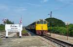 SRT 4018 mit Ord 255 Bangkok-Thonburi - Lang Suan fährt am 02.02.17 in den Bahnhof Wang Phong ein.