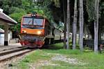 SRT ALS 4131 erreicht mit ORD 257 von Thon Buri nach Nam Tok den Bahnhof Saphan Kwai Yai bei Kanchanaburi.