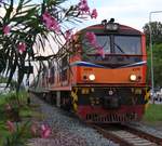 Die ALS 4150 und HID 4507 (neueste Lackierungsversion) mit einem Schnellzug zwischen Chiang Mai und Lamphun kurz vor Saraphi. Donnerstag, 27. Juli 2017 