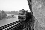 SRT ALS 4131 unterwegs mit Ordinary (ORD) 258 von Nam Tok nach Thon Buri auf dem Tham-Krasae-Viadukt auf der  Death Railway  zwischen den Bahnhöfen Saphan Tham Krasae und Tham Krasae.