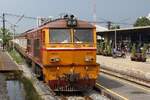 ALS 4124 (Co'Co', de, Alsthom, Bj.1974) am 01.Mai 2022 vor dem ORD 201 (Hua Lamphong - Phitsanulok) in der Bang Sue Junction.