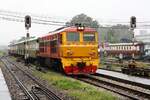 ALS 4145 (Co'Co', de, Alsthom, Bj.1974) fährt am 07.Jänner 2023 bei regnerischem Wetter mit dem LOC 456 (Yala - Nakhon Si Thammarat) in Hat Yai Junction ein.