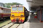 ALS 4123 (Co'Co', de, Alsthom, Bj.1974) fährt am 09.Jänner 2023 mit dem RAP 167 (Hua Lamphong - Kantang) in die Trang Station ein.