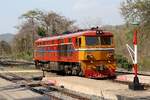 ALS 4132 (Co'Co', de, Alsthom, Bj.1974) fährt am 23.März 2023 als Lokzug von Nakhon Lampang nach Tha Chomphu durch die Khun Tan Station.