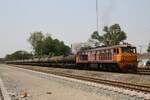 ALS 4135 (Co'Co', de, Alsthom, Bj.1974) fährt am 29.März 2023 mit einem Kesselwagenzug in die Pak Nam Pho Station ein.