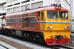 ALS 4106 (Co'Co', de, Alsthom, Bj.1974) hat am 25.März 2024 mit dem ORD 277 nach Kabin Buri die Hua Lamphong Station verlassen.