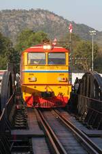 ALS 4108 (Co'Co', de, Alsthom, Bj.1974) fährt am 27.November 2025 mit dem ORD 259 (Thon Buri - Nam Tok) über die Saphan Kwai Yai (Saphan=Brücke).