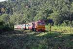 ALS 4108 (Co'Co', de, Alsthom, Bj.1974) am 29.November 2025 mit dem LOC 486 (Nam Tok - Kanchanaburi) beim Strecken-Km 176,25 der Southern Line Nam Tok Branch.