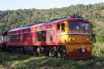 ALS 4108 (Co'Co', de, Alsthom, Bj.1974) am 29.November 2025 vor dem LOC 486 (Nam Tok - Kanchanaburi) beim Strecken-Km 176,25 der Southern Line Nam Tok Branch.