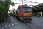 ALS 4116 (Co'Co', de, Alsthom, Bj.1974) am 06.Dezember 2025 mit dem Freight 2133 (Mae Nam - Bang Sue) auf der EK mit der Rama IV Road der Mae Nam Line.