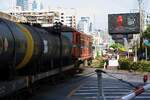 ALS 4116 (Co'Co', de, Alsthom, Bj.1974) am 06.Dezember 2025 mit dem Freight 2133 (Mae Nam - Bang Sue) auf der EK mit der Rama IV Road der Mae Nam Line.