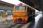 ALS 4142 (Co'Co', de, Alsthom, Bj.1974) fährt am 15.Jänner 2026 in der Hat Yai Junction an den LOC 456 (Yala - Nakhon Si Thammarat) um dann untauglich zu werden. - Abfahrt des LOC 456 dann mit 114 Minuten Verspätung.
