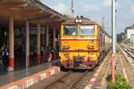 ALS 4124 (Co'Co', de, Alsthom, Bj.1974) fährt am 17.Jänner 2026 mit dem RAP 167 (Krung Thep Aphiwat - Kantang) in die Thung Song Junction ein.