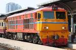 ALS 4142 (Co'Co', de, Alsthom, Bj.1974) fährt am 22.Februar 2026 vor dem ORD 201 (Hua Lamphong - Phitsanulok) in der Bang Sue Junction.