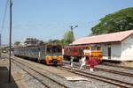 THN 1133 am 27.Februar 2026 in der Phitsanulok Station und rechts davon die ALS 4119 (Co'Co', de, Alsthom, Bj.1974).