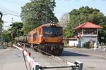 ALS 4116 (Co'Co', de, Alsthom, Bj.1974) am 02.März 2026 mit dem Freight 2133 (Mae Nam - Bang Sue) auf der EK mit der Thanon Si Ayutthaya.