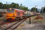 ALS 4107 (Co'Co', de, Alsthom, Bj.1974/75) f�hrt am 17.M�rz 2026 mit dem RAP 168 (Kantang - Krung Thep Aphiwat) in die Surat Thani Station.