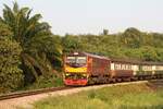 ALS 4153 (Co'Co', de, Alsthom, Bj.1974) am 19.M�rz 2026 vor dem LOC 448 (Su-Ngai Kolok - Surat Thani) beim Strecken-Km 636,85 der Southern Line.