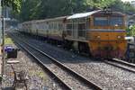 ALS 4137 (Co'Co', de, Alsthom, Bj.1974) hat am 03.Juni 2026 mit dem COM 372 (Prachin Buri - Hua Lamphong) soeben die Yommaraj Station verlassen. - Man beachte die m�blierten Gleisanlagen.