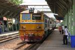 ALS 4137 (Co'Co', de, Alsthom, Bj.1974) f�hrt am 03.Juni 2026 mit dem COM 367 (Hua Lamphong - Chachoengsao) in die Hua Takhe Station ein.