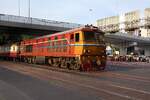 ALS 4132 (Co'Co', de, Alsthom, Bj.1974) am 03.Juni 2026 vor dem t�glich verkehrenden Parcels Train 986 (Su-Ngai Kolok - Hua Lamphong) auf der EK mit der Thanon Phetchaburi in Bangkok.