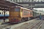 Co-Co-Diesellok Nr. 4106, gebaut 1975 von Alstom, vor dem Eastern & Oriental-Express nach Singapur in Bangkok Hua Lamphong. Aufnahme vom 1. Dezember 2008 