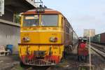 ALS 4135 (Co'Co', de, Alsthom, Bj.1974/75) vor dem RAP 173 (Bangkok - Nakhon Si Thammarat) wird am 26.Oktober 2010 im Bf.Thung Song Junction betankt.