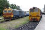 ALS 4135 (Co'Co', de, Alsthom, Bj.1974/75) vor dem RAP 174 und HID 4516 (Co'Co', de, Hitachi, Bj.1993) mit dem Wagensatz des EXP 86, beide nach Bangkok, am 26.Oktober 2010 im Bf.