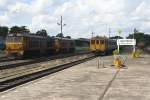 Triebfahrzeugparade im Bf. Ubon Ratchathani, von links nach rechts: ALS 4153 + ALS 4147, RHN 1016 und ganz rechts im Hintergrund GEA 4547. Bild vom 15.Juni 2011.