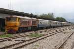 ALS 4128 (Co'Co', de, Alsthom, Bj.1974/75) vor dem ORD 452 von Sungai Kolok nach Nakhon Si Thammarat am 12.Jnner 2012 im Bf. Hat Yai Junction.

