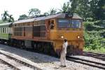 ALS 4124 (Co'Co', de, Alsthom, Bj.1974) vor dem ORD 446 von Hat Yai Junction nach Chumphon am 07.Jänner 2013 bei der Tokenübergabe im Bf.